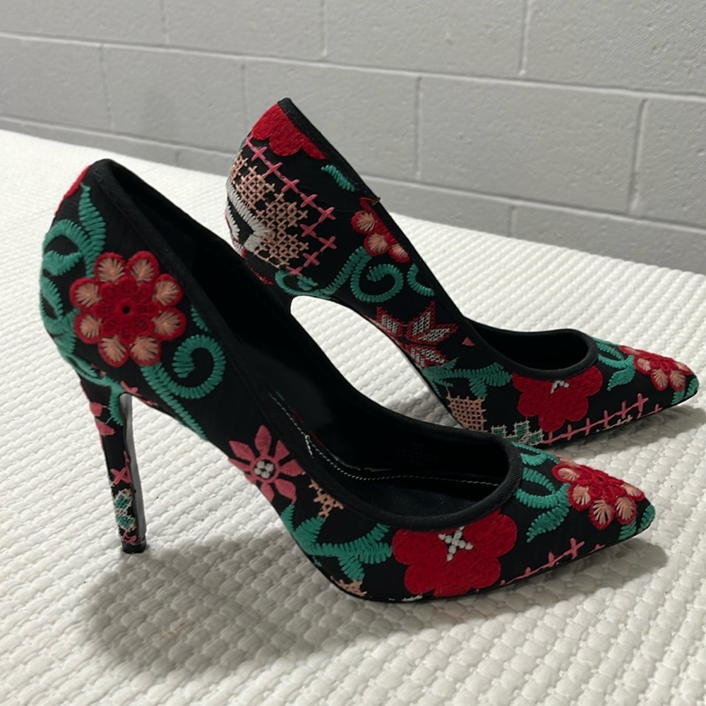 Charles by Charles‎ David Floral Embroidered Heels Black